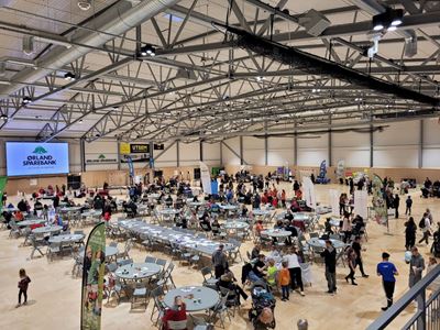 Bilde av Ørland Sparebank Arena på innsiden med masse folk