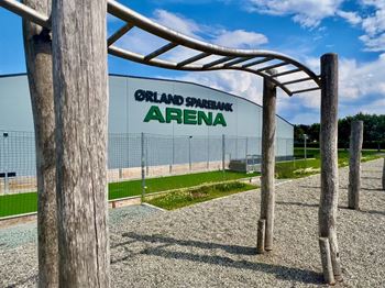 Bilde av Ørland Sparebank Arena med klatrestativ forran