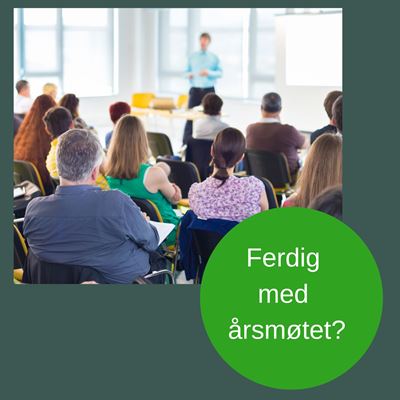 Bilde av mange folk som kikker på en møteleder