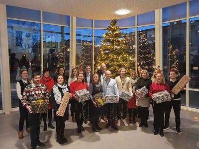 Ansatte Ørland Sparebank foran juletre