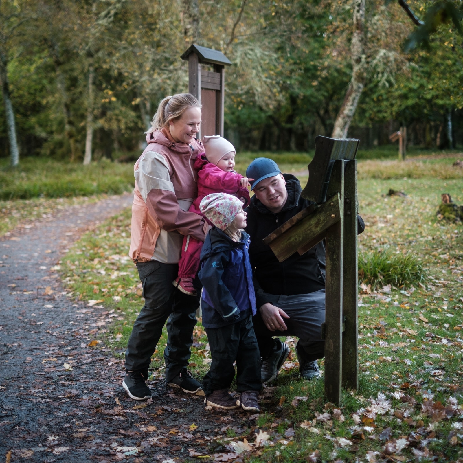 Familie på tur i Austråttlunden