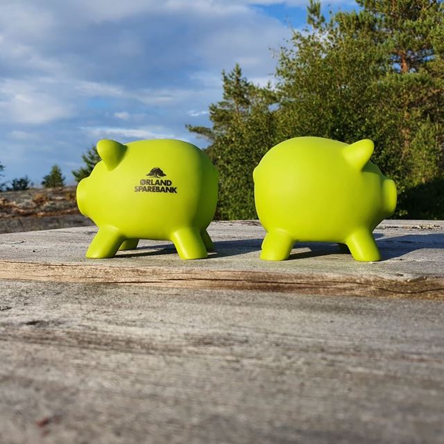 Sparegriser med ryggen mot hverandre_ Ørland Sparebank