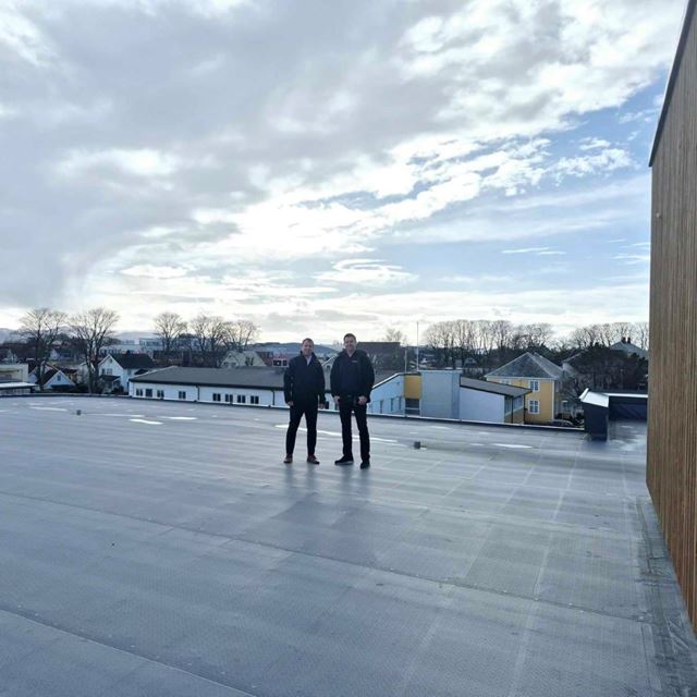Bilde av Joar og Bengt på taker Ørland Sparebank