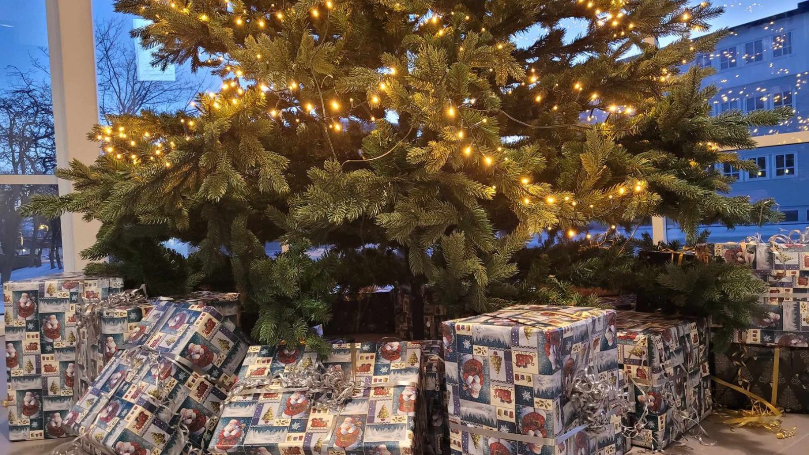 Juletre med gaver under i Ørland Sparebank