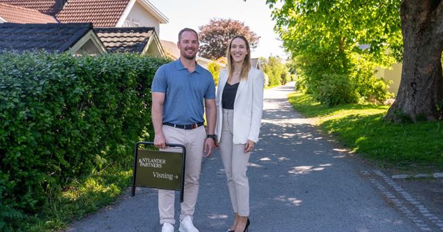 Bilde av meglerne Silje og Aleksander med Nylander &Partners skilt