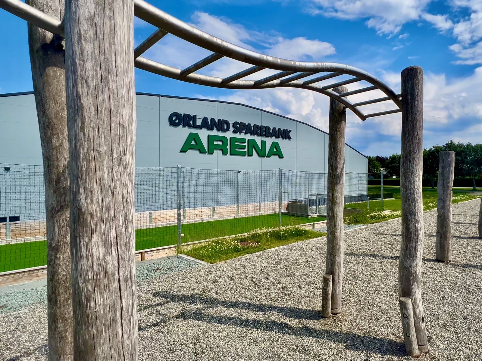Bilde av Ørland Sparebank Arena med klatrestativ forran